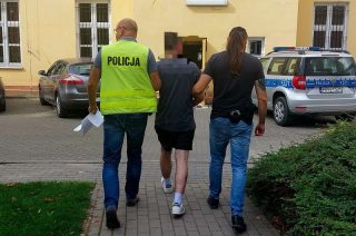 Policja zatrzymaĹa czterech mĹodych mÄĹźczyzn podejrzanych o strzaĹy z wiatrĂłwki w kierunku uczniĂłw na boisku