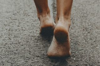 Nietrzeźwy 73-latek uderzył autem w latarnię. Chciał uciekać boso