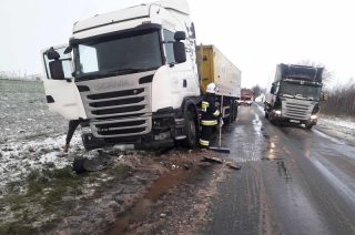 Zderzenie Scanii i Megane w Głużku. Jedna osoba ranna [FOTO]