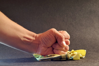 Ojciec groził synowi śmiercią i podpaleniem domu. Co było powodem?