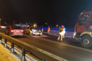 Uderzył Mercedesem w barierę na wiadukcie [FOTO]