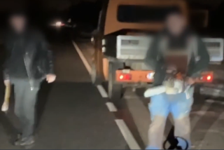 Grozili piłą łańcuchową i siekierą kierowcy pod Działdowem [FILM]