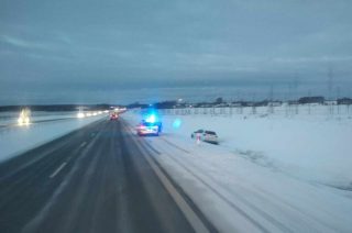 Ślisko też na S7. Dachowanie pod Ignacewem, auto w rowie koło Kuklina