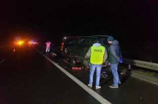 Wypadek śmiertelny na drodze ekspresowej S7. Ciężarówka uderzyła w lawetę