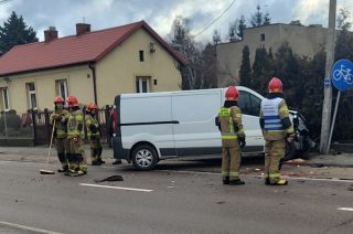 Mława. Bus z impetem uderzył w słup [FOTO]