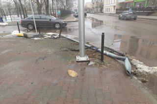 Kamera monitoringu rozbita w drobny mak, rozjechane znaki. Czy w Mławie jest bezpiecznie?