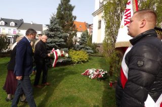 Kwiaty i znicze pod Dębem Smoleńskim