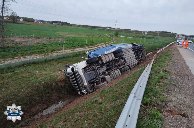 Przewrócona ciężarówka. Utrudnienia w ruchu na S7 w okolicy Prusocina