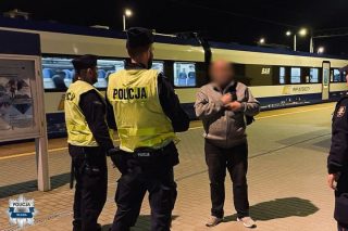 Patrole Policji na stacjach w Mławie i Konopkach.  Międzynarodowa Akcja „RAW”