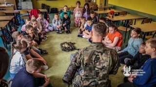 Terytorialsi 5 Mazowieckiej Brygady Obrony Terytorialnej szkolą dzieci i młodzież