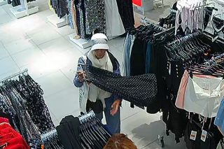 Mławianka nawet nie zorientowała się, że została okradziona. Zobacz FILM