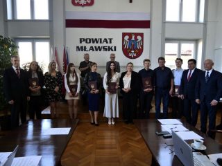 Najlepsi maturzyści nagrodzeni przez starostę