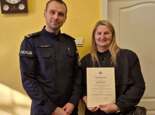 Wyrwała napotkaną seniorkę z rąk oszustów. Policja wręczyła jej podziękowanie