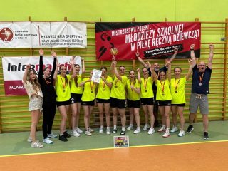 Drużyna szczypiornistek z ZS nr 4 na podium