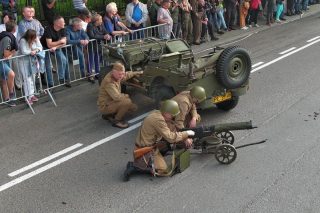 Z bronią w ręku zaatakowali siedzibę PUB na Reymonta [FOTO, FILM] – część 1