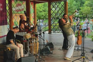 Latynoskie melodie w wykonaniu Buena Visła na estradzie w parku