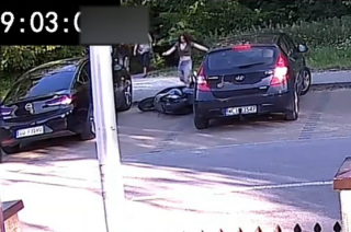 Przewróciła i kopała skuter. Szuka jej Policja [FILM]