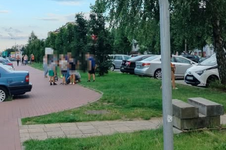 Jechały we dwie na hulajnodze, potrąciły seniorkę