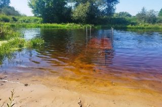 Radzanów. Brudna, rdzawa woda we Wkrze