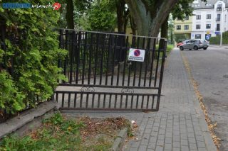 Urwana brama smętnie wita na progu placu zabaw