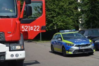 Czarny dym wydobywał się z okna mieszkania