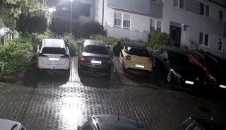 Porysował samochód ostrym narzędziem i uciekł. Sprawcę zarejestrowała kamera