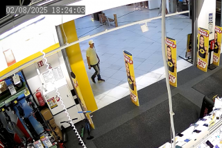 Podejrzewany o kradzież słuchawek. Pomóż Policji ustalić jego tożsamość