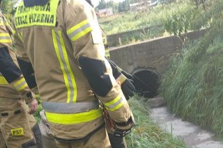 Różowa ciecz o nieprzyjemnym zapachu w rowie. Strażacy w akcji