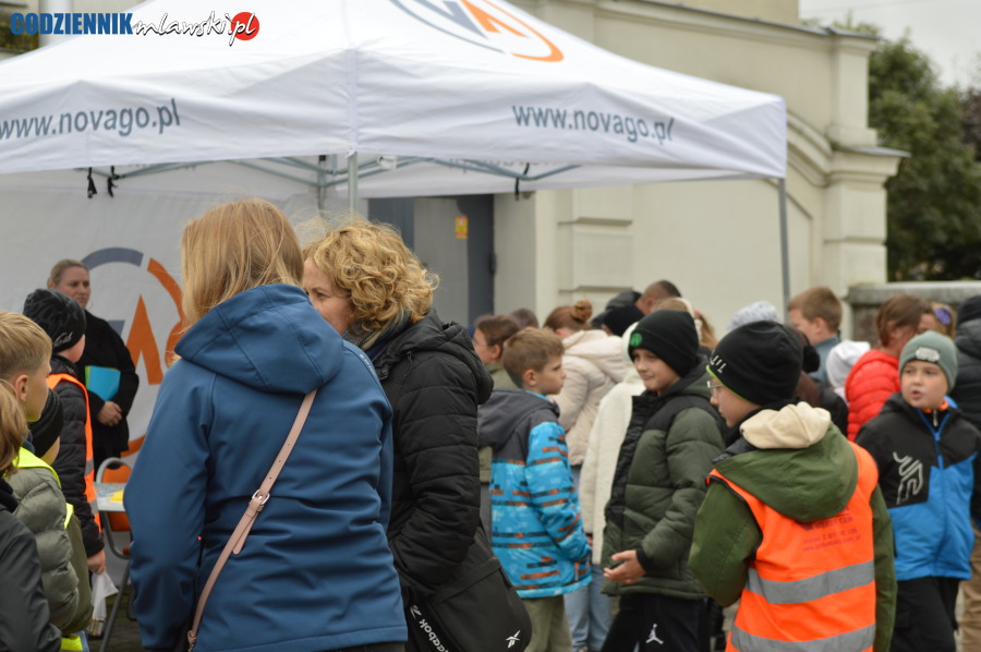 Mławianie świętowali Międzynarodowy Dzień Drzewa – sadzonki i ekologia przed ratuszem