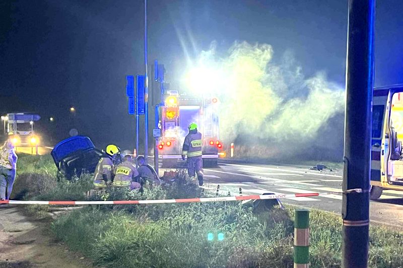 Groźny wypadek na skrzyżowaniu DW 587 i ulicy Nowowiejskiej. Pięć osób w szpitalu [FOTO]