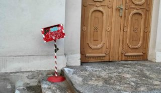 Magiczna skrzynka na listy do Świętego Mikołaja przed mławskim ratuszem