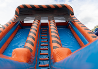 Indoor czy outdoor? Jak wybrać dmuchany park rozrywki dla biznesu