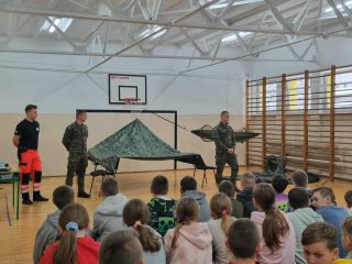 Warsztaty prowadzone przez żołnierzy Mazowieckiej Brygady Obrony Terytorialnej – SP nr 7 w Mławie