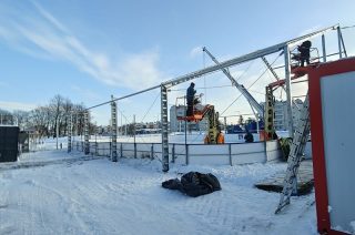 Odkrywanie krytego lodowiska. Czy ktoś się pośliznął?