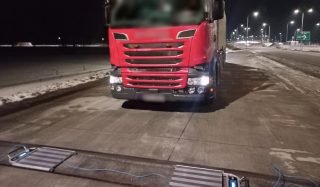 Przeciążona ciężarówka zatrzymana na S7. Ponad 24 tony ponad normę