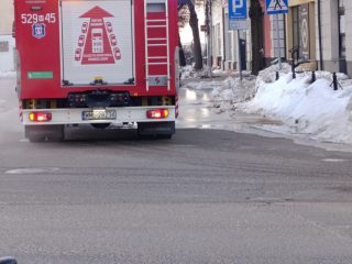 Stary Rynek zalewa woda i marznie