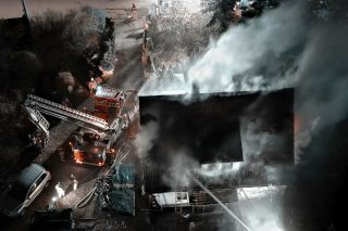 Pożar na Kwiatowej. W akcji 7 zastępów straży pożarnej [FOTO FILM]