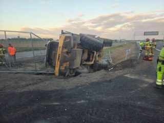 Pijany operator ładowarki w akcji. „Wężykiem” aż do rowu