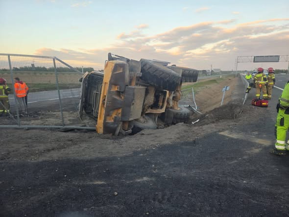 Pijany operator ładowarki w akcji. „Wężykiem” aż do rowu