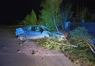 Zabrał kluczyki śpiącemu koledze i rozbił auto. 23-latek z zarzutami po nocnej interwencji