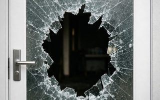 Pijany awanturnik wybił szybę w lokalu i obnażył się przed pracownikami restauracji. Policjanci zatrzymali go chwilę później