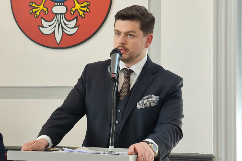 Dyrektor Parjaszewski pyta radnych co robić, a szpital tonie w długach