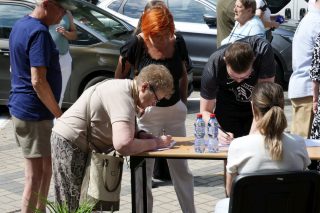 Protest przed starostwem. Podpisy pod referendum