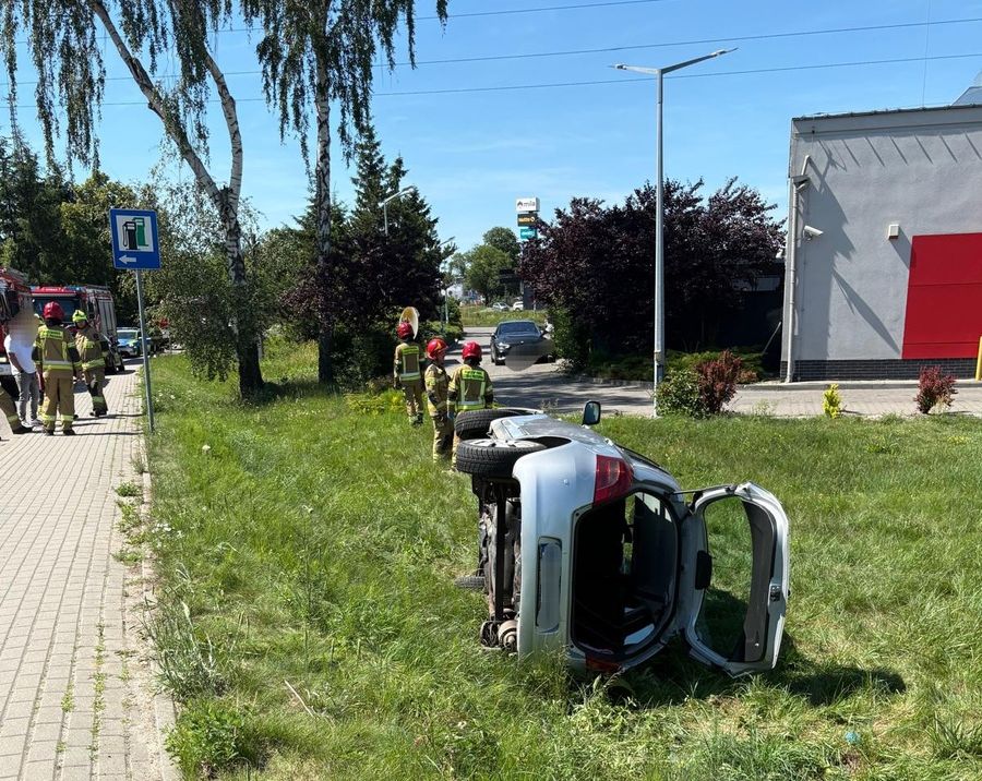 Nietrzeźwy senior za kierownica Toyoty. Jazdę zakończył na pasie zieleni