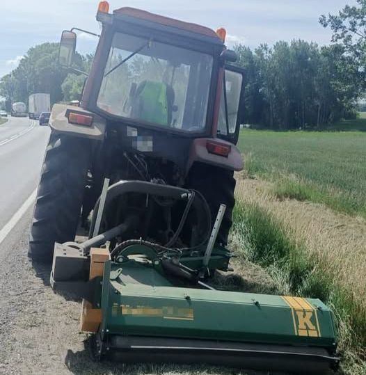 Kompletnie pijany kosił trawę przy DK60 – dzielnicowy po służbie zareagował natychmiast