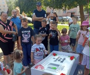 Piknik na Osiedlu Nr 15 Młodych w Mławie. Mieszkańcy świętowali jubileusz osiedla