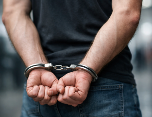 Rozpędzonym quadem ruszył na policjanta. 46-latek usłyszał zarzut czynnej napaści na funkcjonariusza