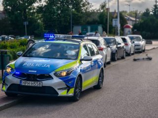 14-latek na hulajnodze elektrycznej uderzył w tył samochodu. Policja ostrzega