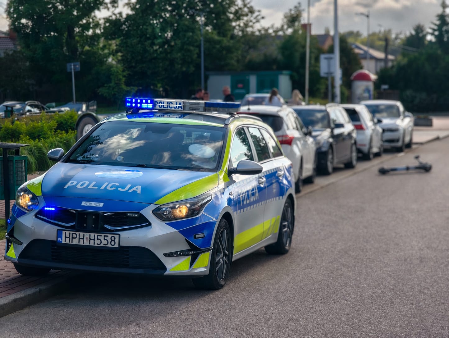 14-latek na hulajnodze elektrycznej uderzył w tył samochodu. Policja ostrzega
