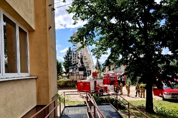 Wichura nad powiatem. Mnóstwo wywróconych drzew, zerwane dachy i linie energetyczne